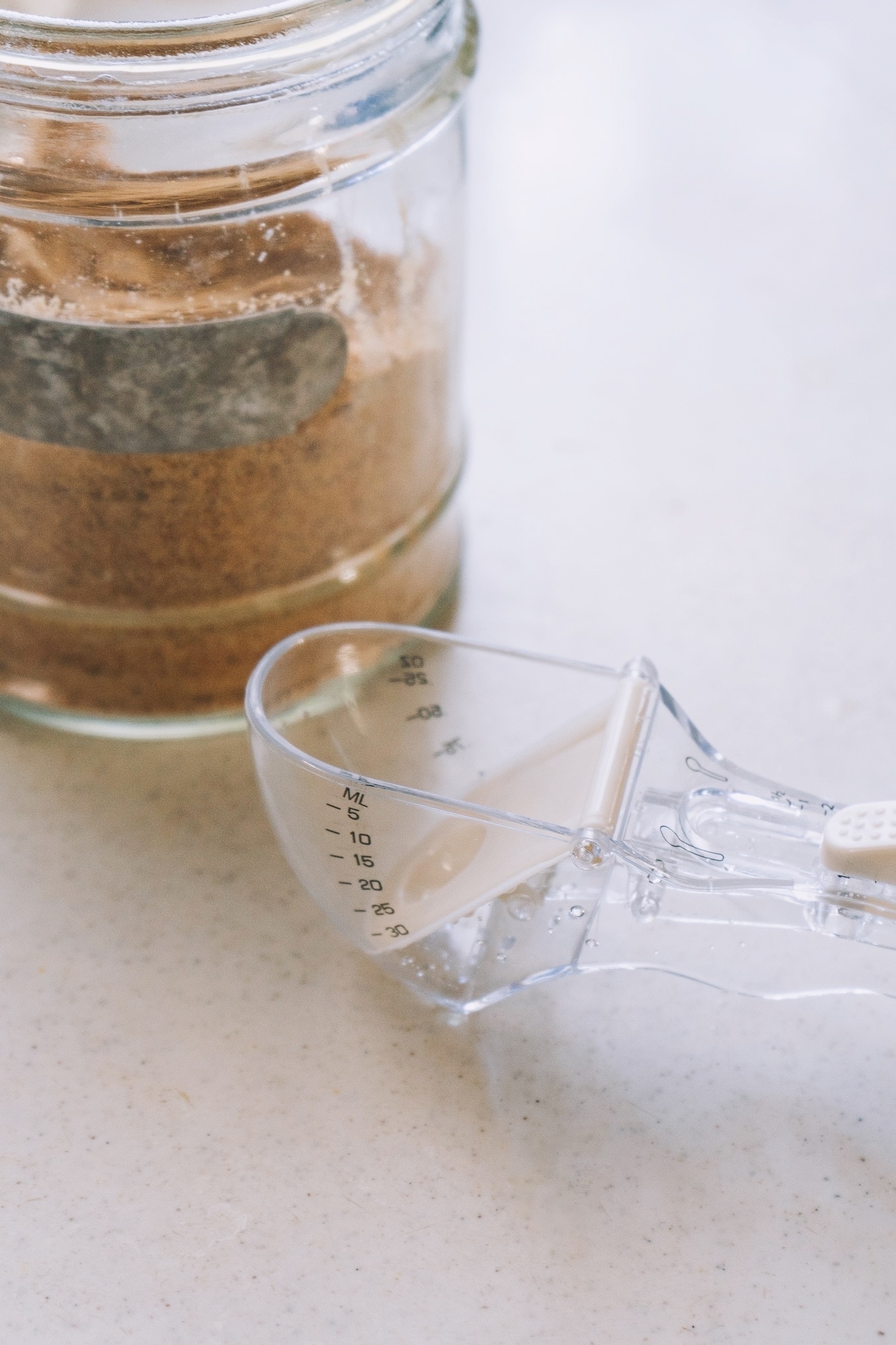 3COINS（スリーコインズ）の便利なキッチングッズ「《大さじ小さじが1つになった》調節できる計量スプーン／KITINTO」