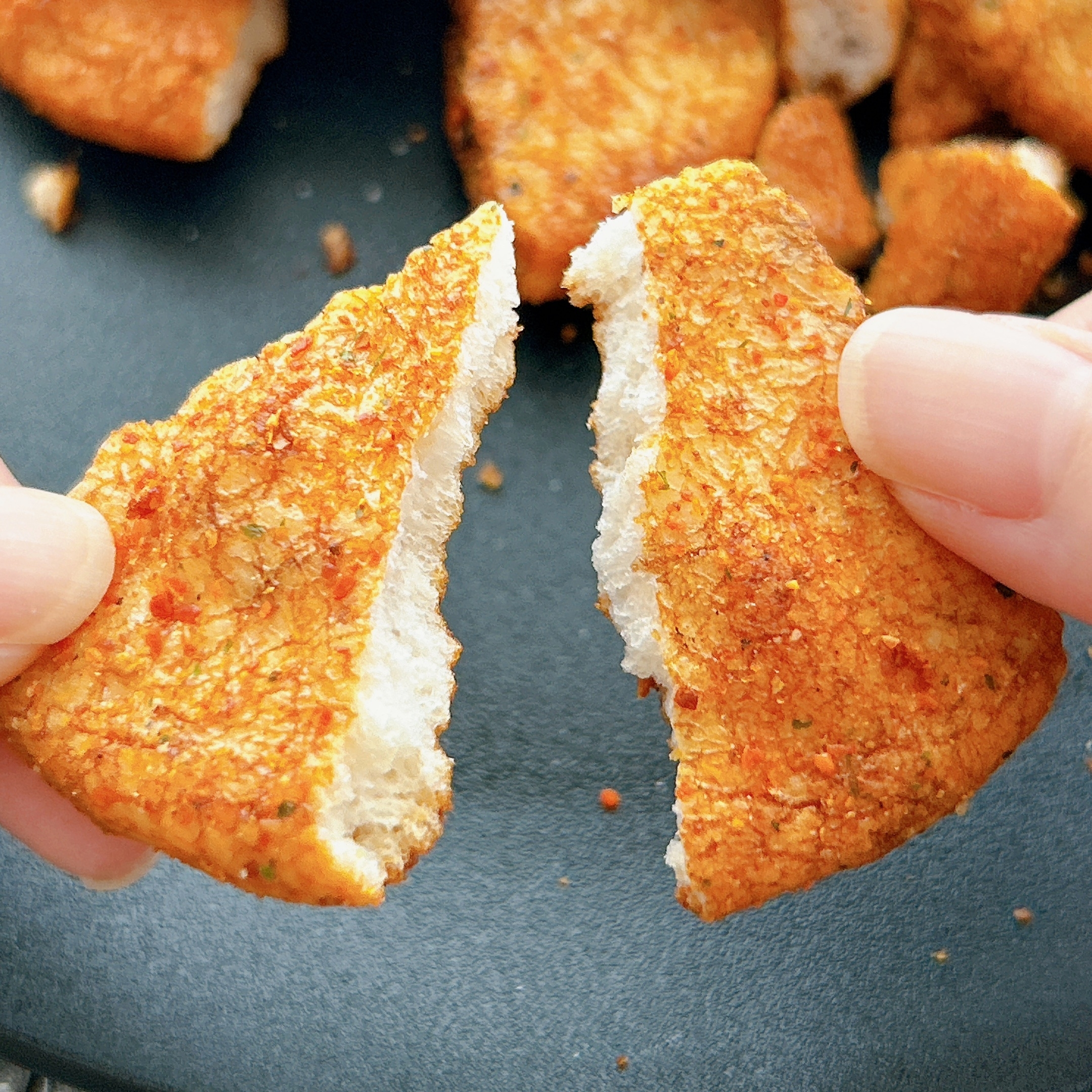 FamilyMart(ファミリーマート)のおすすめお菓子「香りと辛味が引き立つ手割り七味せん」