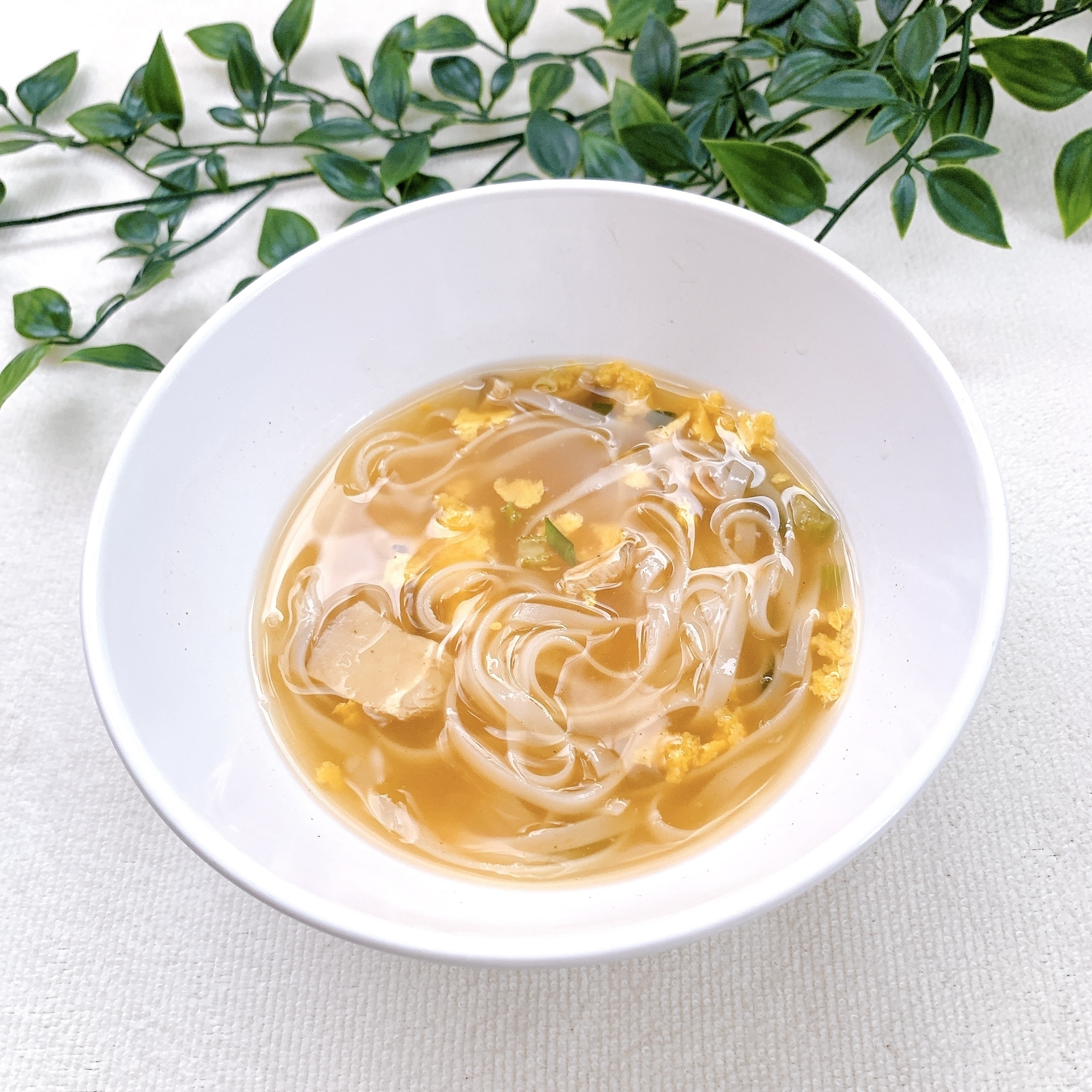 袋詰めの食品。サンラータンスープとフォーの調理済みスープ、5食分。