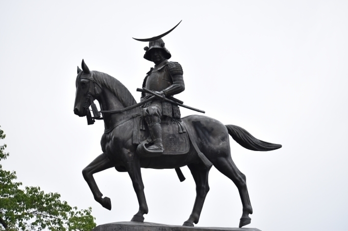 馬に乗った甲冑姿の武士像。