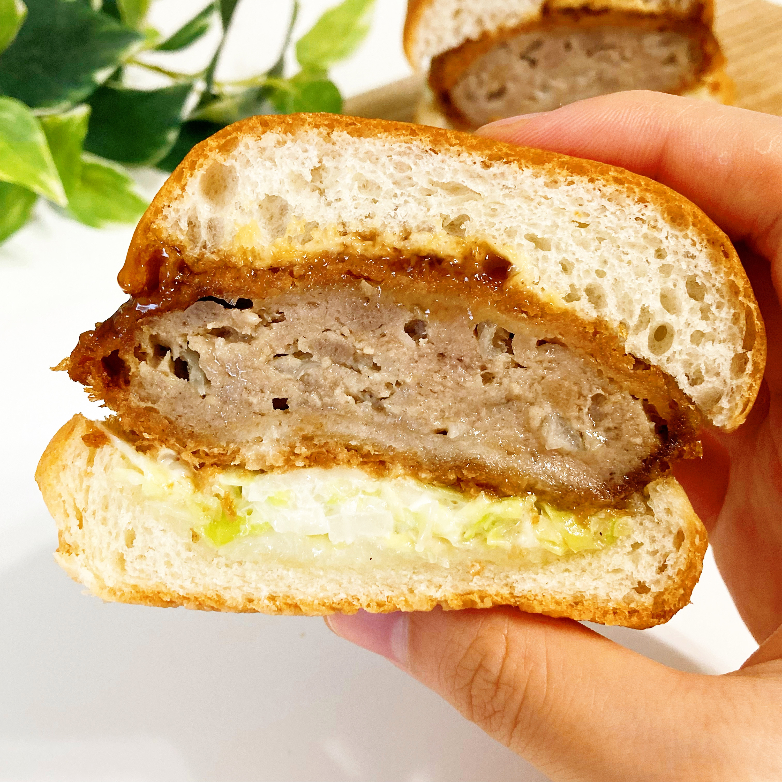 FamilyMart（ファミリーマート）のおすすめ商品「ジューシーメンチカツバーガー」