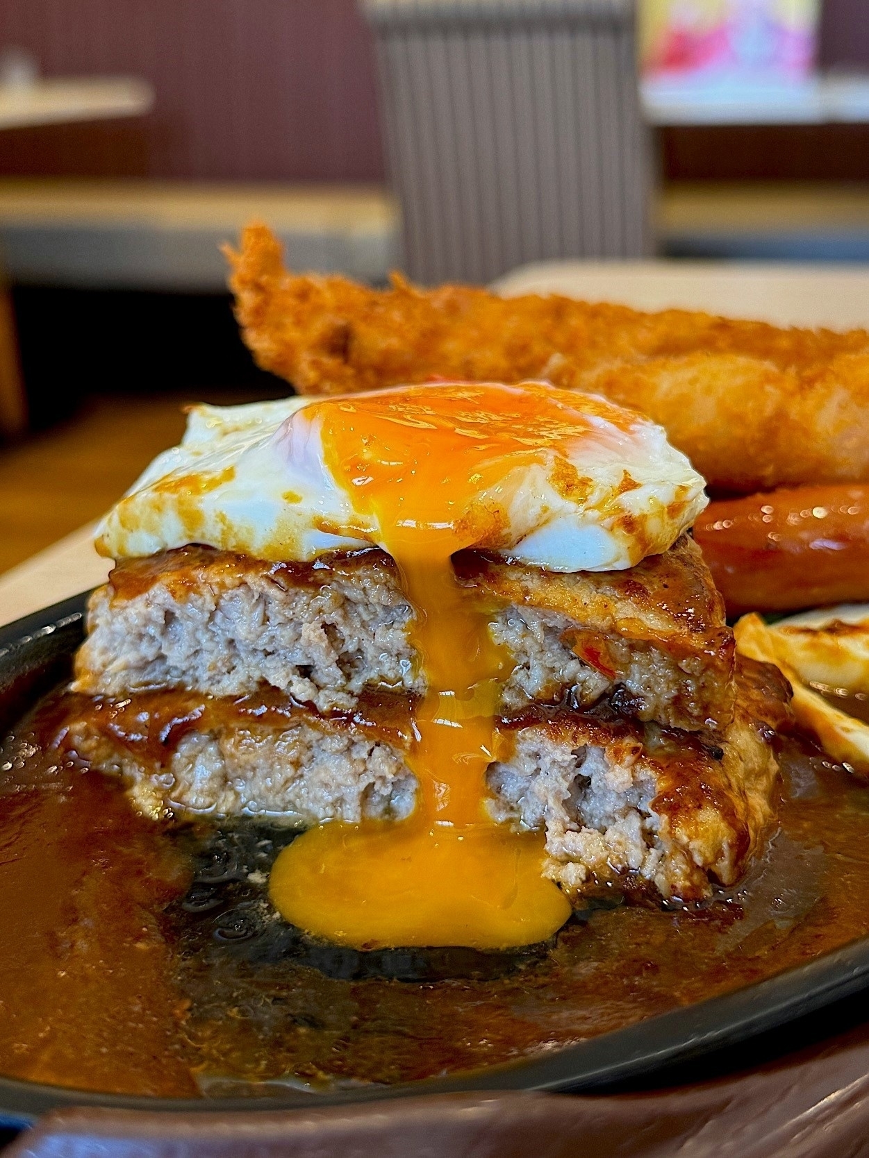 ガストのおすすめフード「鉄板ハンバーグ元気盛り」