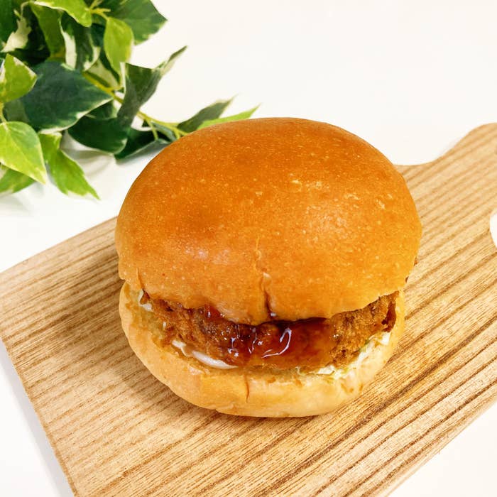 FamilyMart（ファミリーマート）のおすすめ商品「ジューシーメンチカツバーガー」