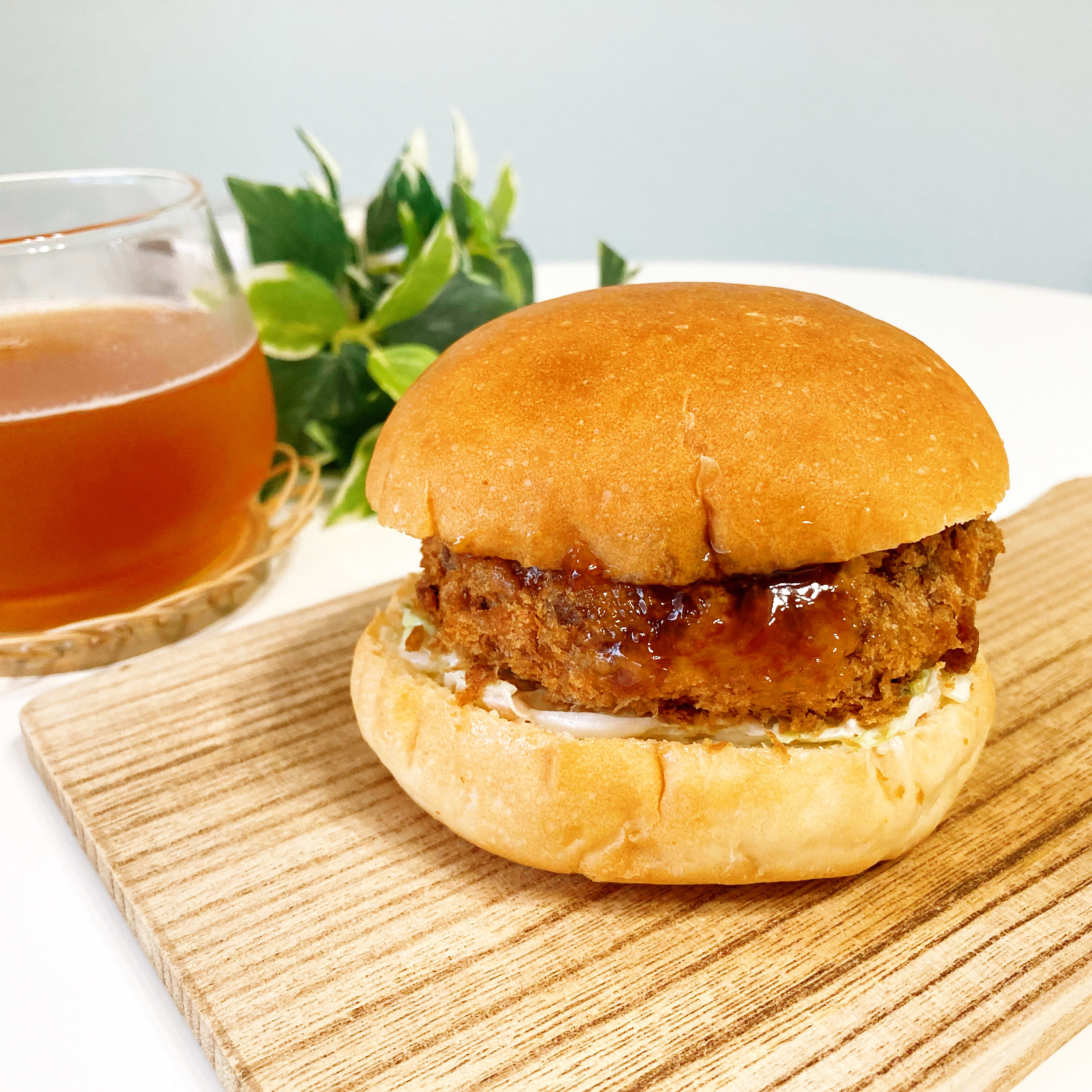 FamilyMart（ファミリーマート）のおすすめ商品「ジューシーメンチカツバーガー」