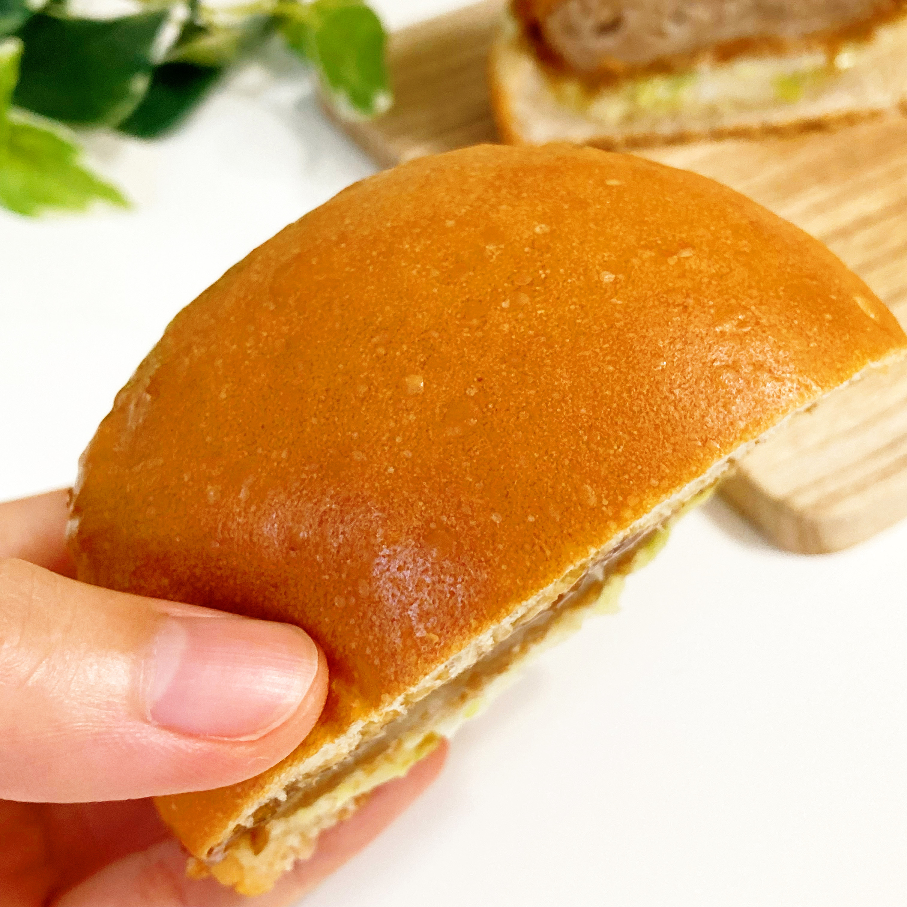 FamilyMart（ファミリーマート）のおすすめ商品「ジューシーメンチカツバーガー」