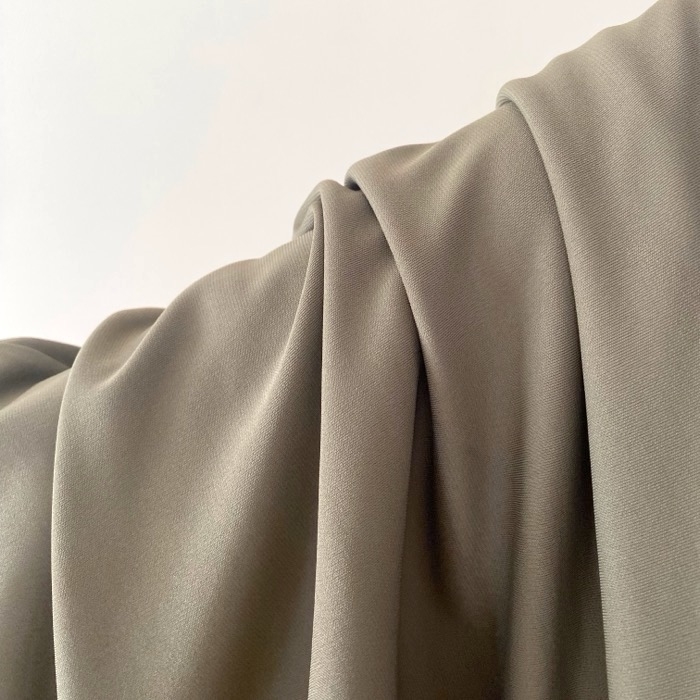 UNIQLO（ユニクロ）のおすすめファッションアイテム「クレープジャージーストレートパンツ」