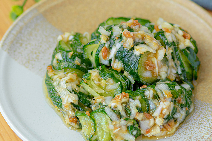 お皿に盛り付けられたきゅうりと玉ねぎの和え物。