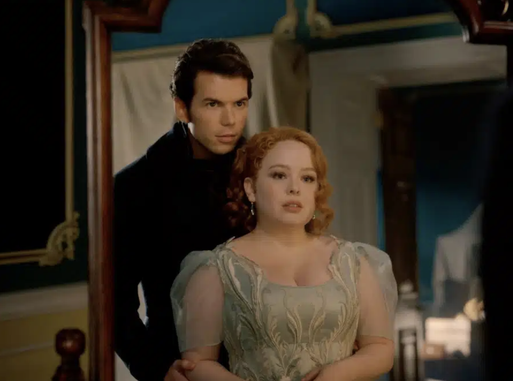 Nicola Coughlan y Luke Newton en una escena de época, con Nicola vistiendo un vestido de época con mangas de encaje