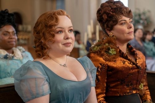 De izquierda a derecha: Charithra Chandran, Nicola Coughlan y Polly Walker en una escena de una serie de época, vestidas con trajes antiguos