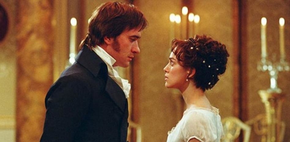 Matthew Macfadyen y Keira Knightley en una escena de la película "Orgullo y Prejuicio", vestidos con trajes de época en un ambiente elegante