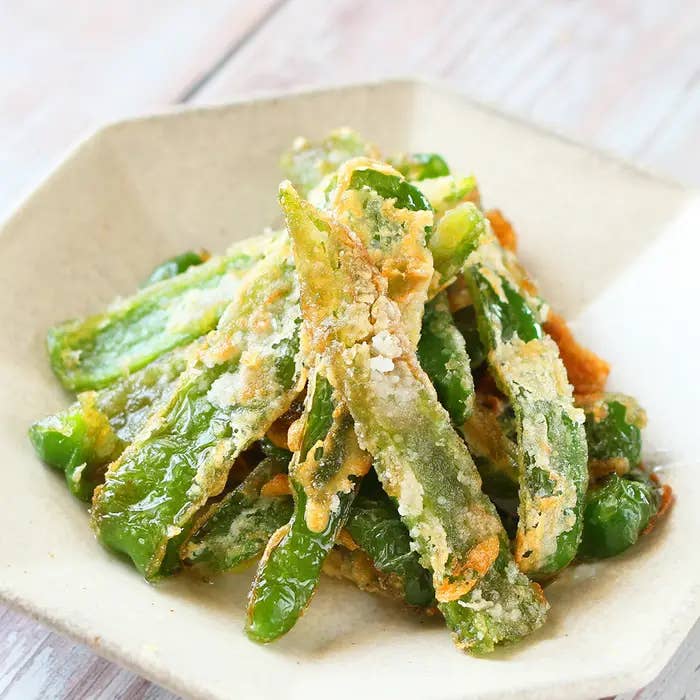 皿に盛られた天ぷら風のピーマン。