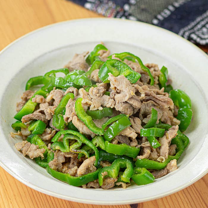 皿に盛られた豚肉とピーマンの炒め物の写真です。