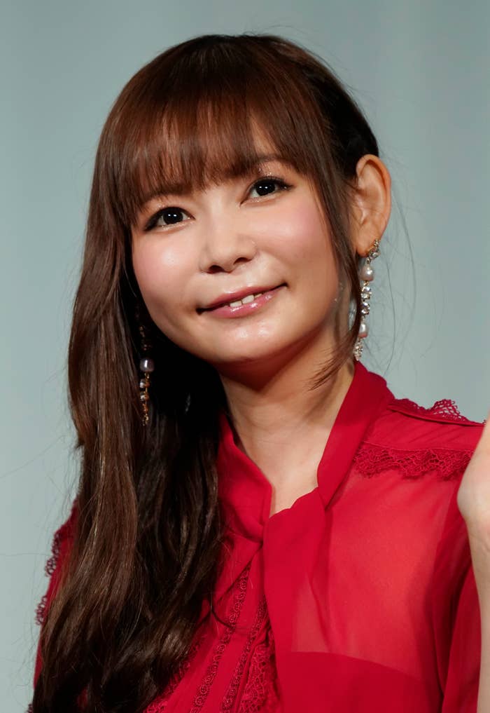 中川翔子が赤いドレスを着て微笑んでいる。