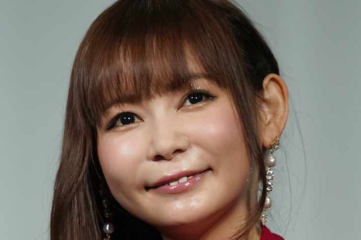 中川翔子が赤いドレスを着て微笑んでいる。