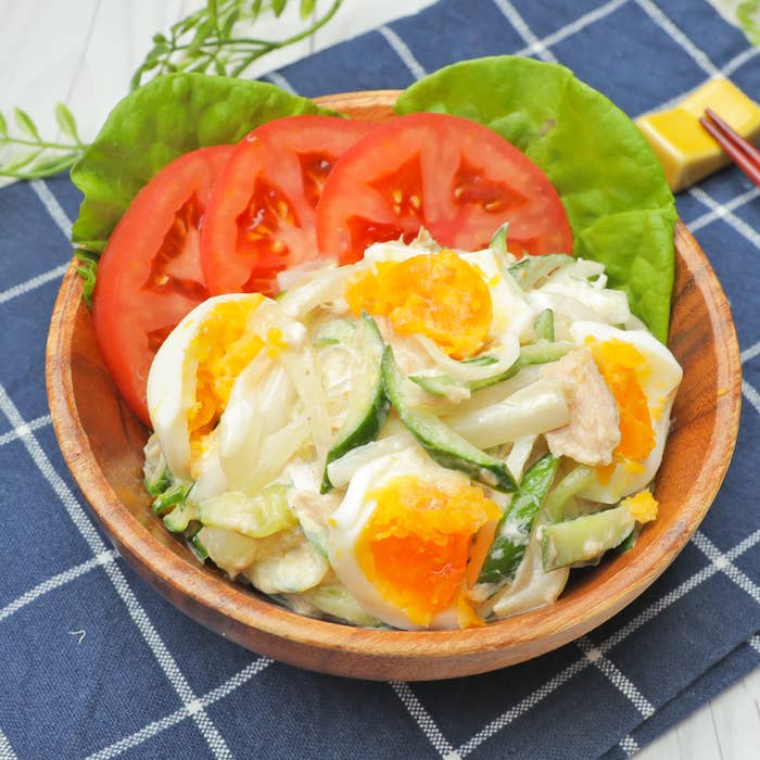 スライスされたトマトとレタスを添えたサラダボウルに、マヨネーズソース和えのサラダ。