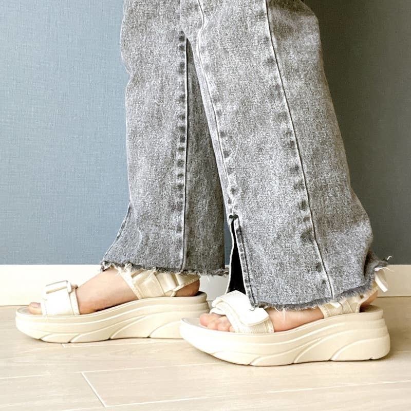 nikoand…（ニコアンド）のおすすめファッションアイテム「オリジナルテープベルトスポーツサンダル」