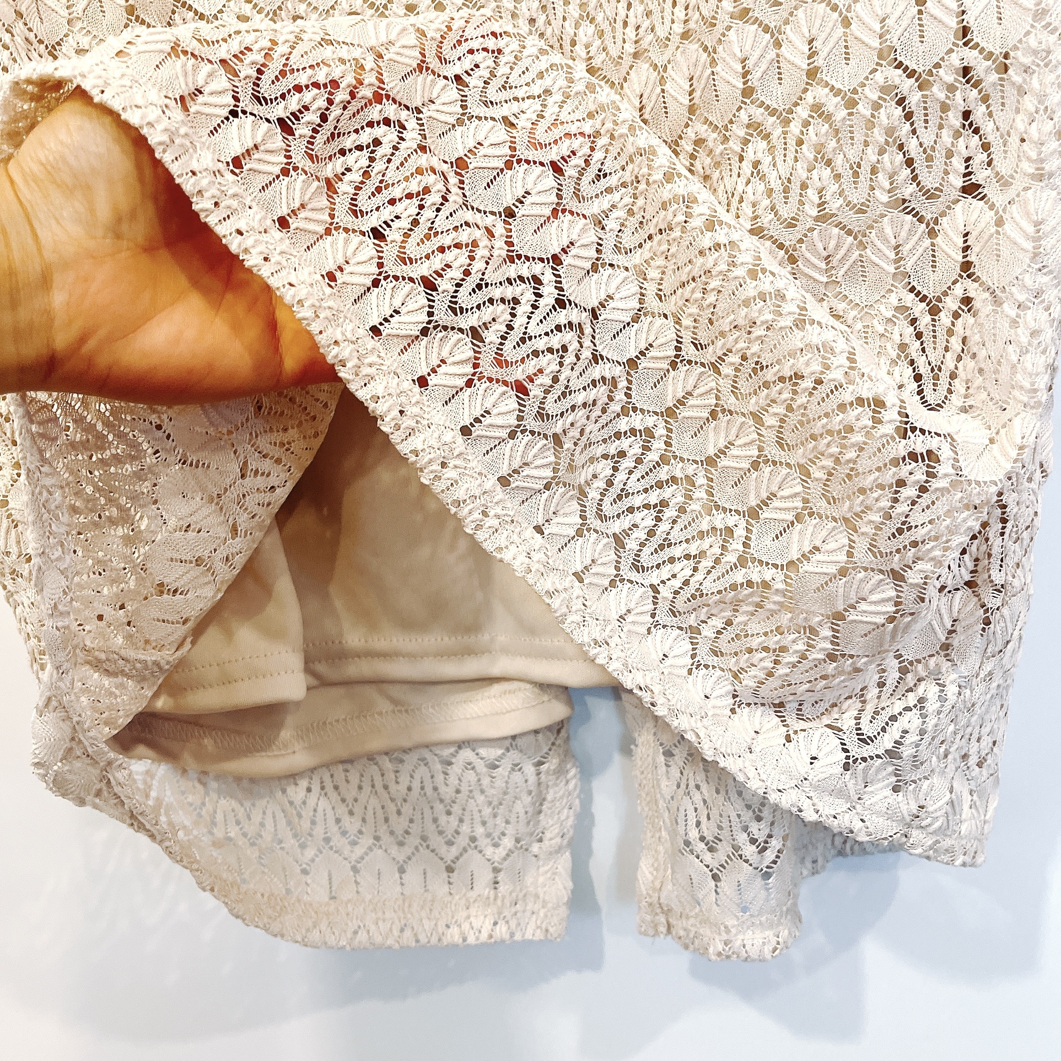 しまむらのおすすめファッションアイテム「レースナロースカート」