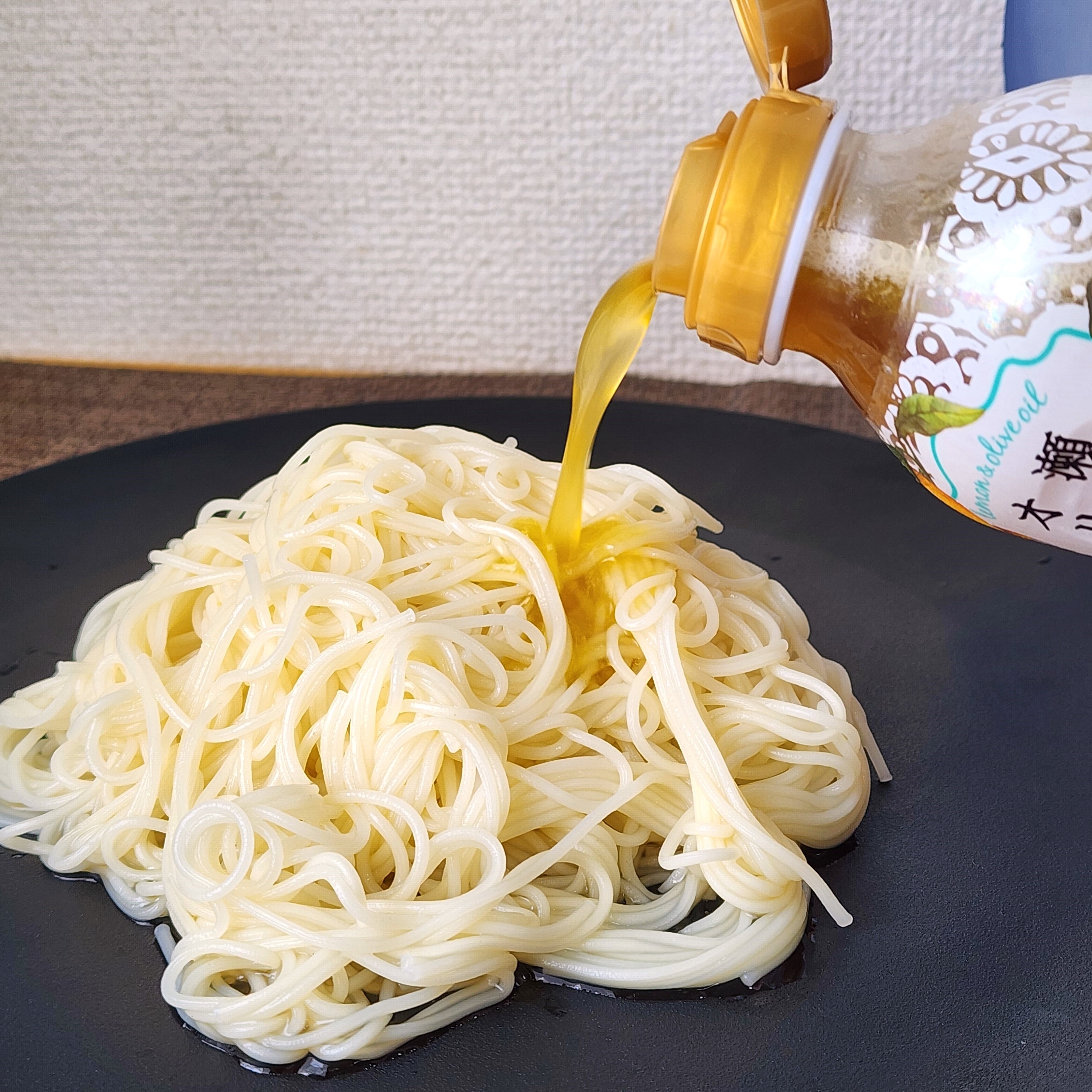 カルディで話題の《レモンめんつゆ》を実食レビュー！アレンジ次第でめっちゃ万能でした。「ハマる人はすっげーハマる」「買いだめしてる」