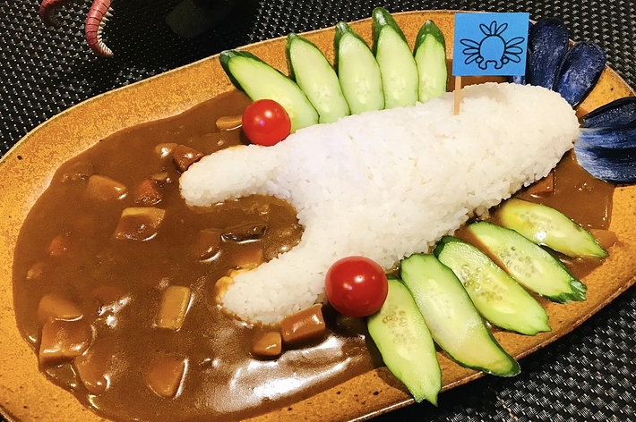 皿に盛り付けられたキャラクターの形をしたカレーライス。