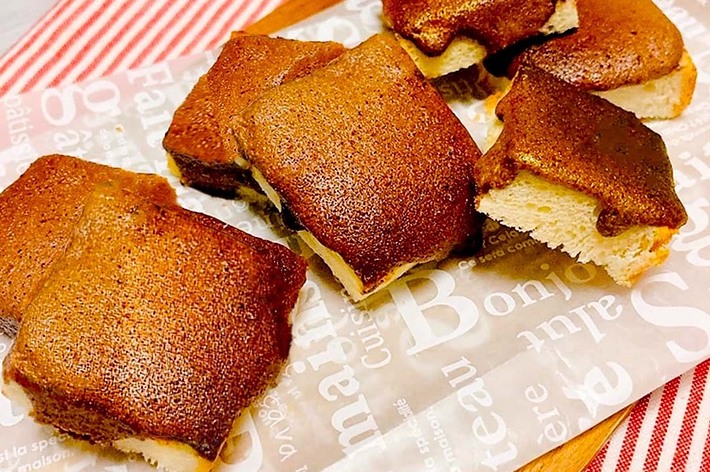 数個のキャラメルブラウニーが並べられているお菓子の画像。