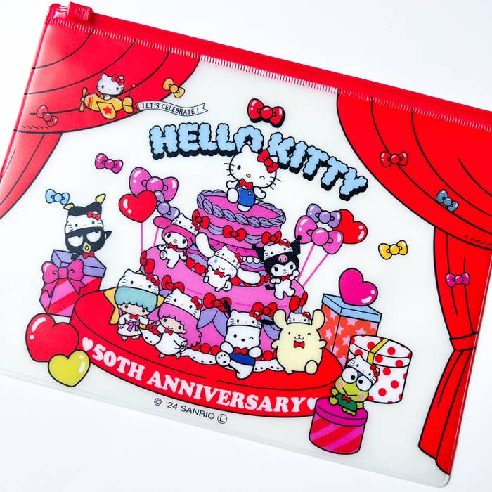Seria（セリア）のおすすめ便利グッズ「キティ 50周年ファスナーケース B6」