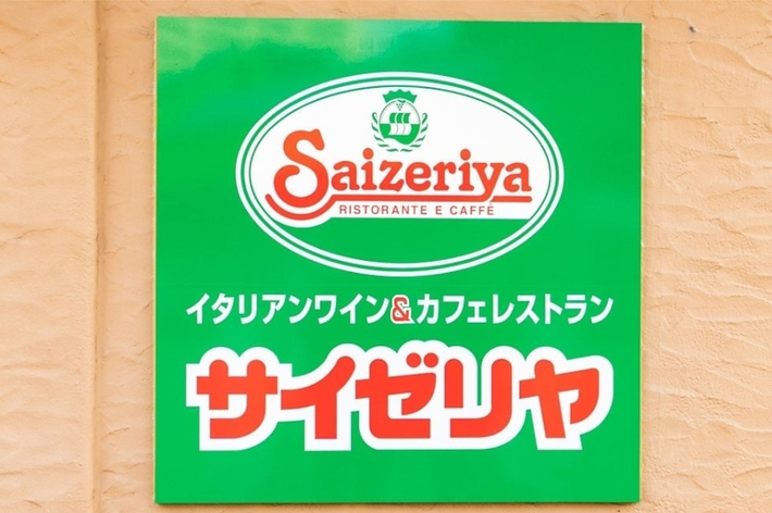 皿に盛られたステーキハンバーグ、コーン、エビフライ、ポテト、ウィング。奥にご飯が見える。