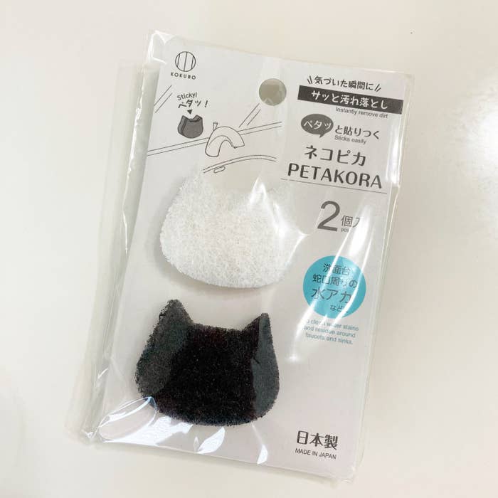 CanDo(キャンドゥ)のお掃除アイテム「ペタッと貼り付くネコピカスポンジ 2P」