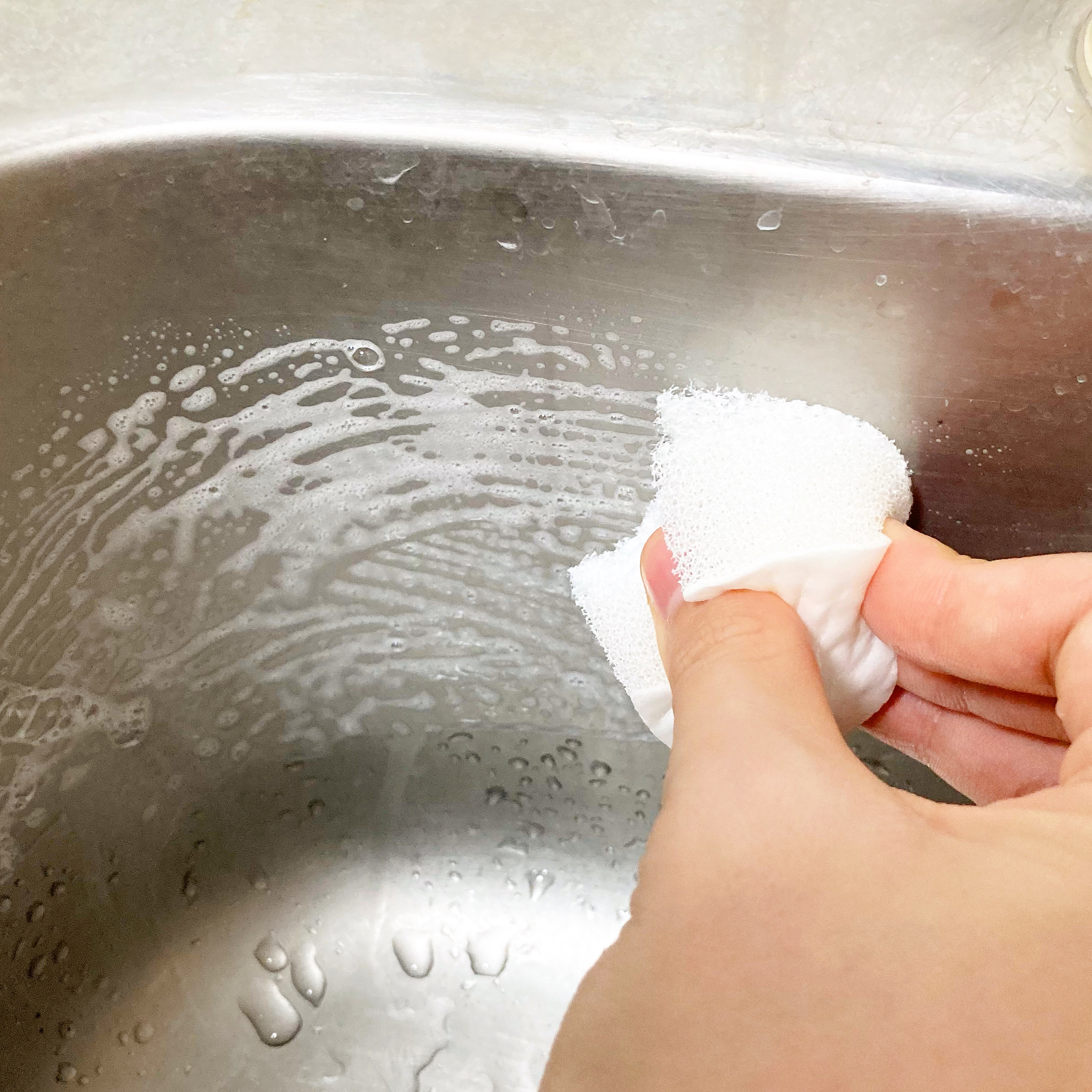 CanDo(キャンドゥ)のお掃除アイテム「ペタッと貼り付くネコピカスポンジ 2P」