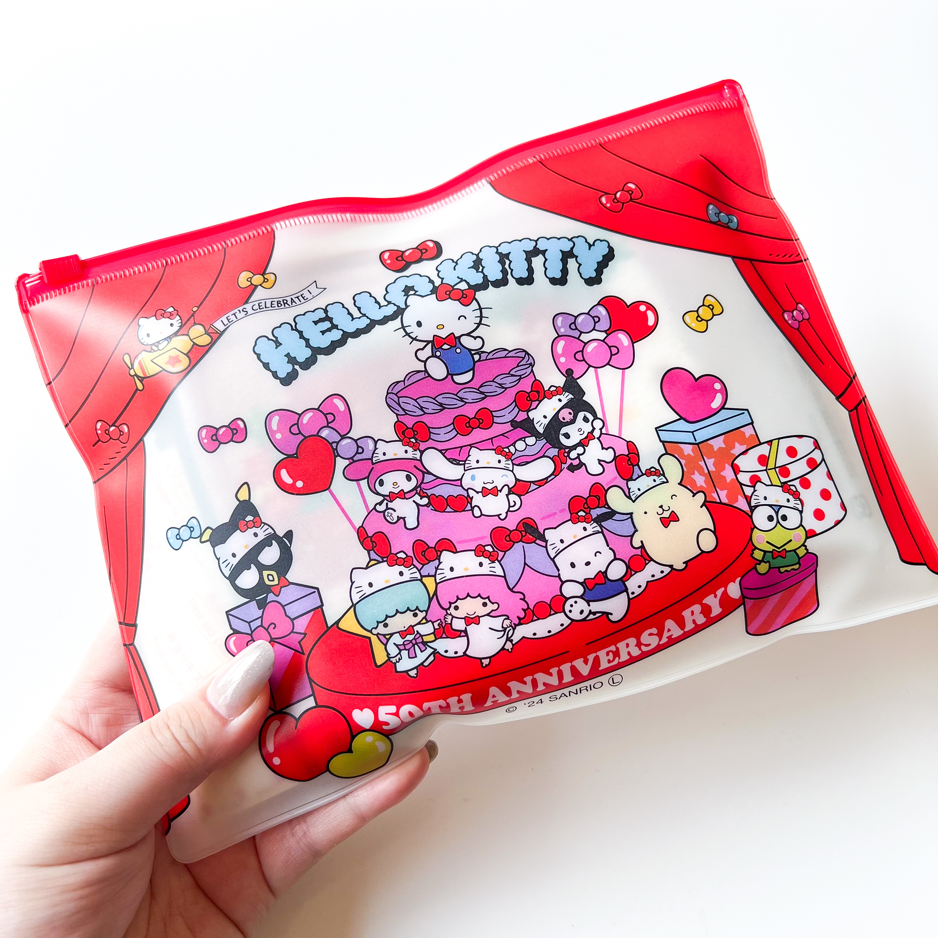 Seria（セリア）のおすすめ便利グッズ「キティ 50周年ファスナーケース B6」