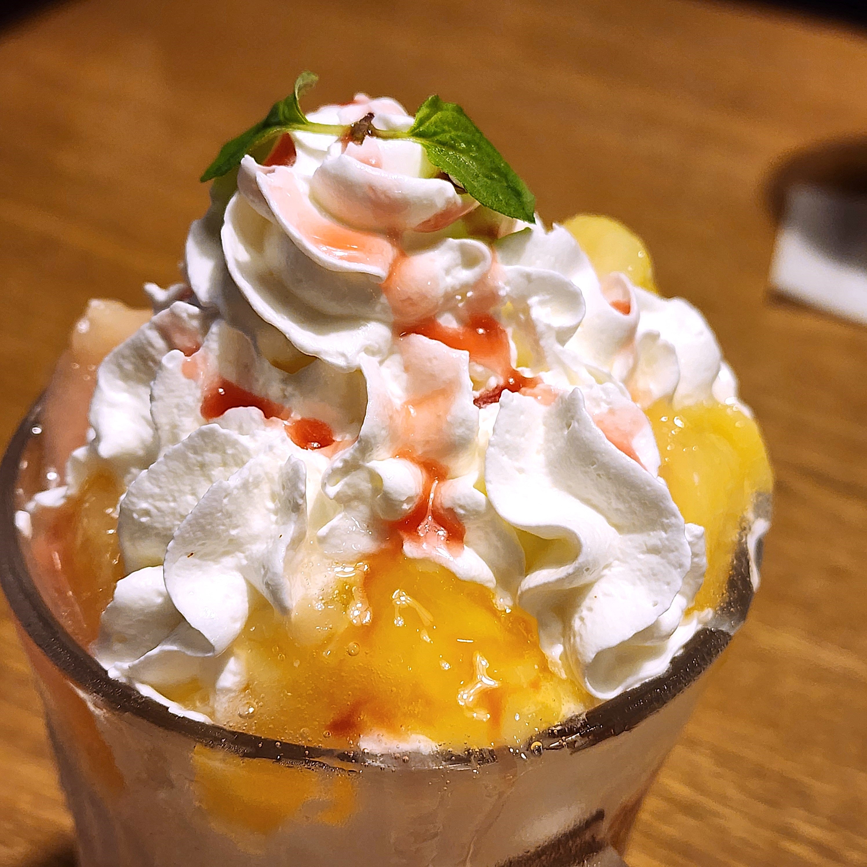 びっくりドンキーのおすすめスイーツ「ジョッキパフェ(ピーチ)」