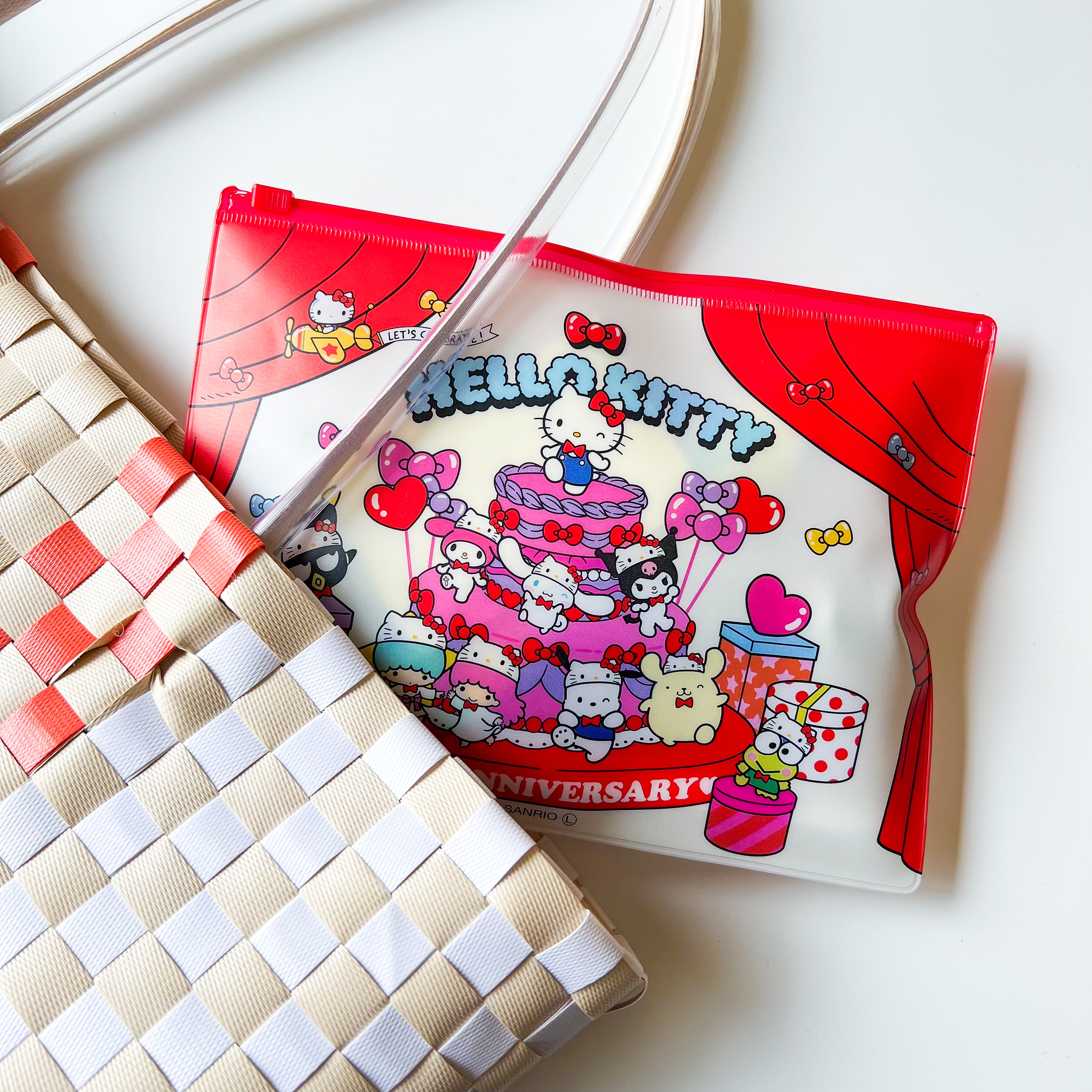 Seria（セリア）のおすすめ便利グッズ「キティ 50周年 ファスナーケース B6」