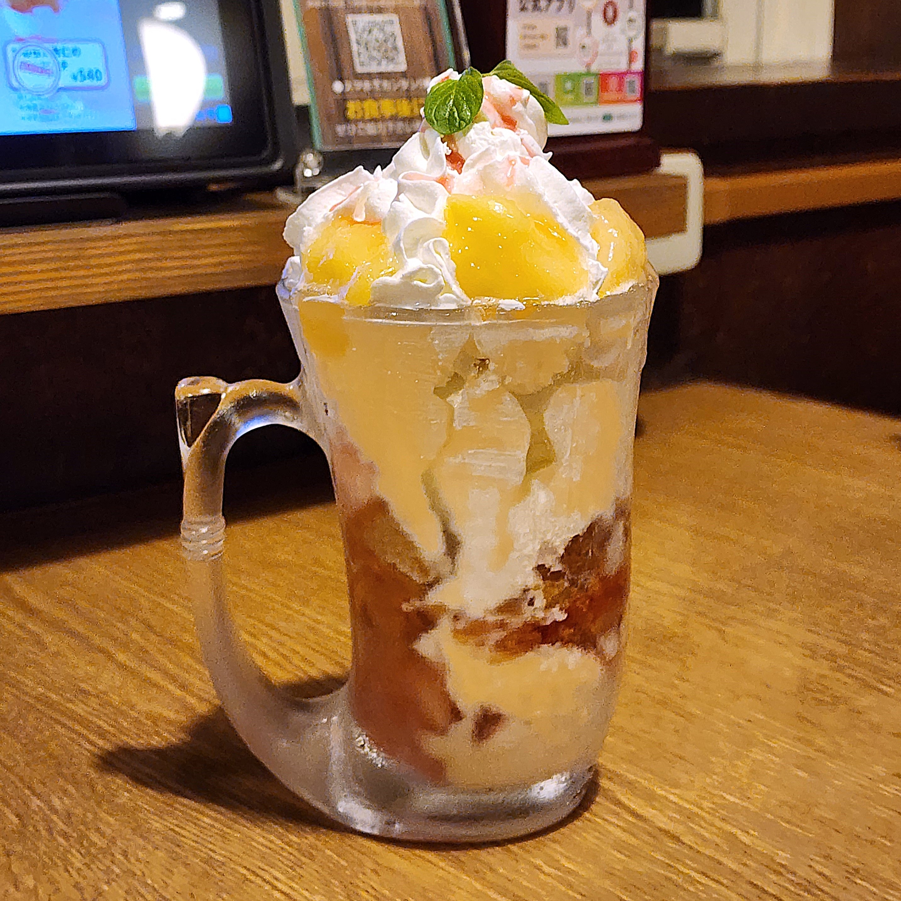 びっくりドンキーのおすすめスイーツ「ジョッキパフェ(ピーチ)」