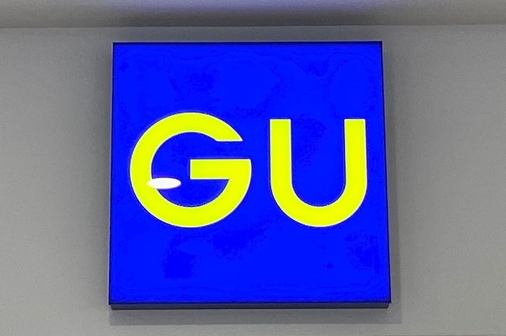 GUのロゴが表示されている看板。