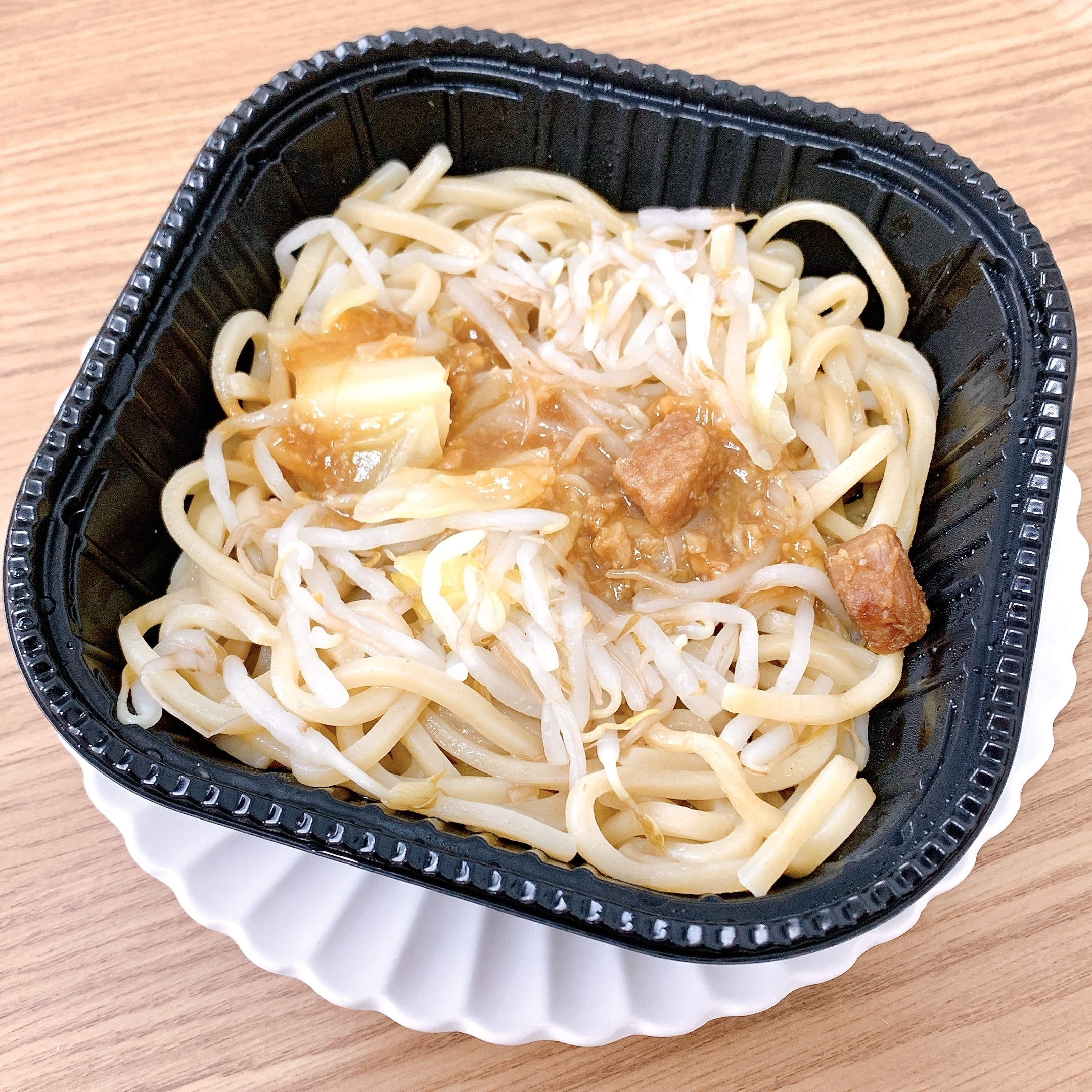 FamilyMart(ファミリーマート)のおすすめの冷凍食品「ガツンとやみつき!にんにくまぜそば」