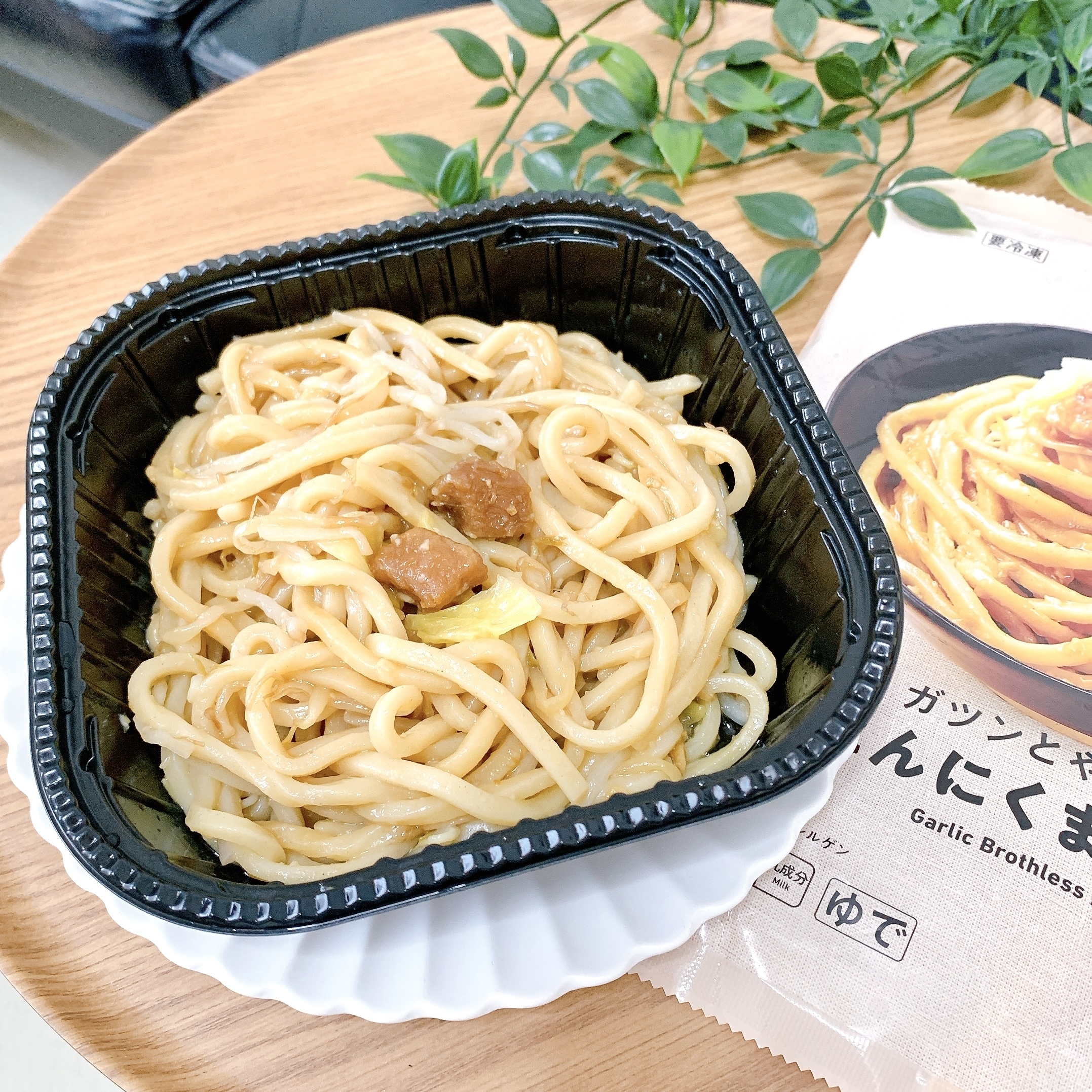 FamilyMart(ファミリーマート)のおすすめの冷凍食品「ガツンとやみつき!にんにくまぜそば」