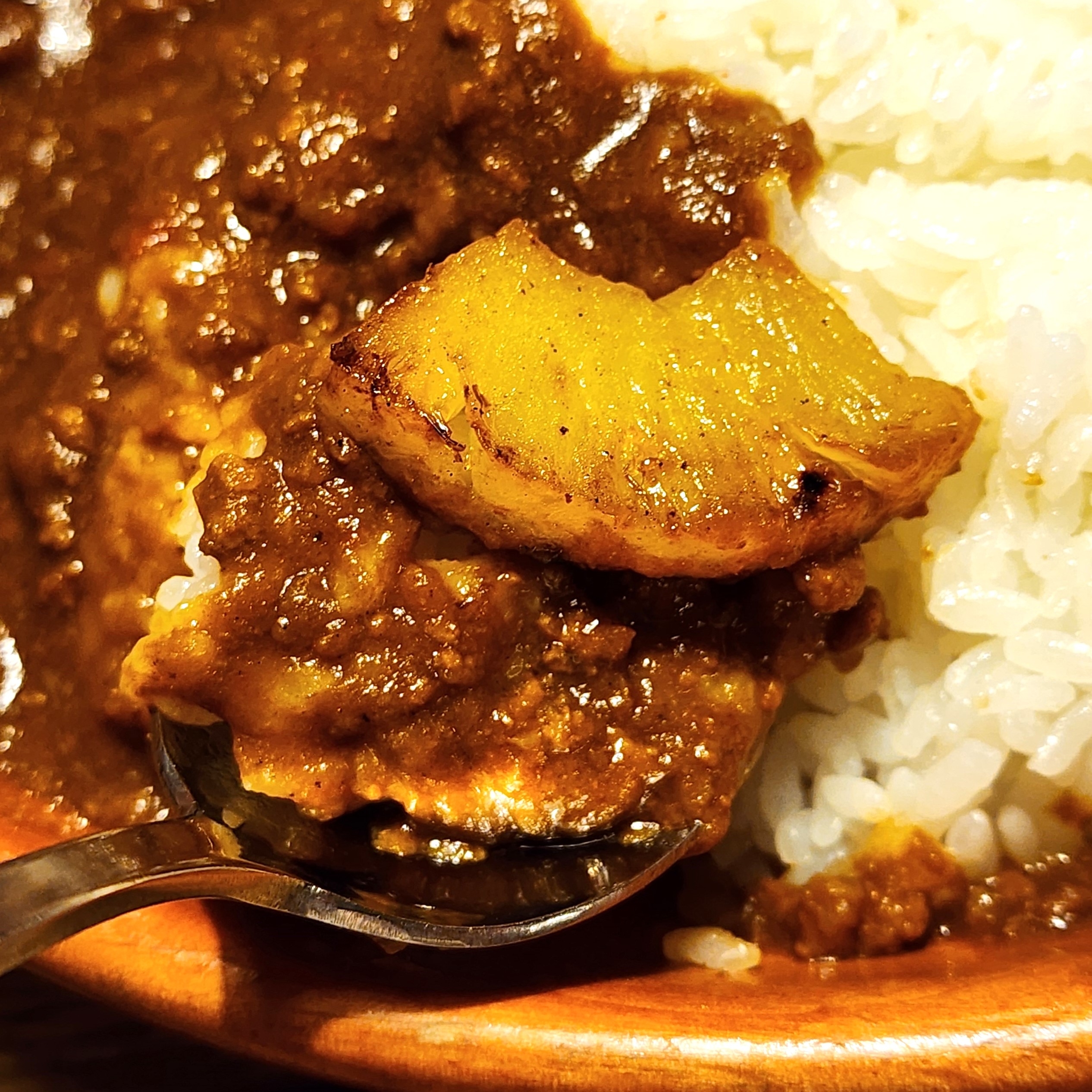 びっくりドンキーのおすすめフード「パインカリーバーグディッシュ」