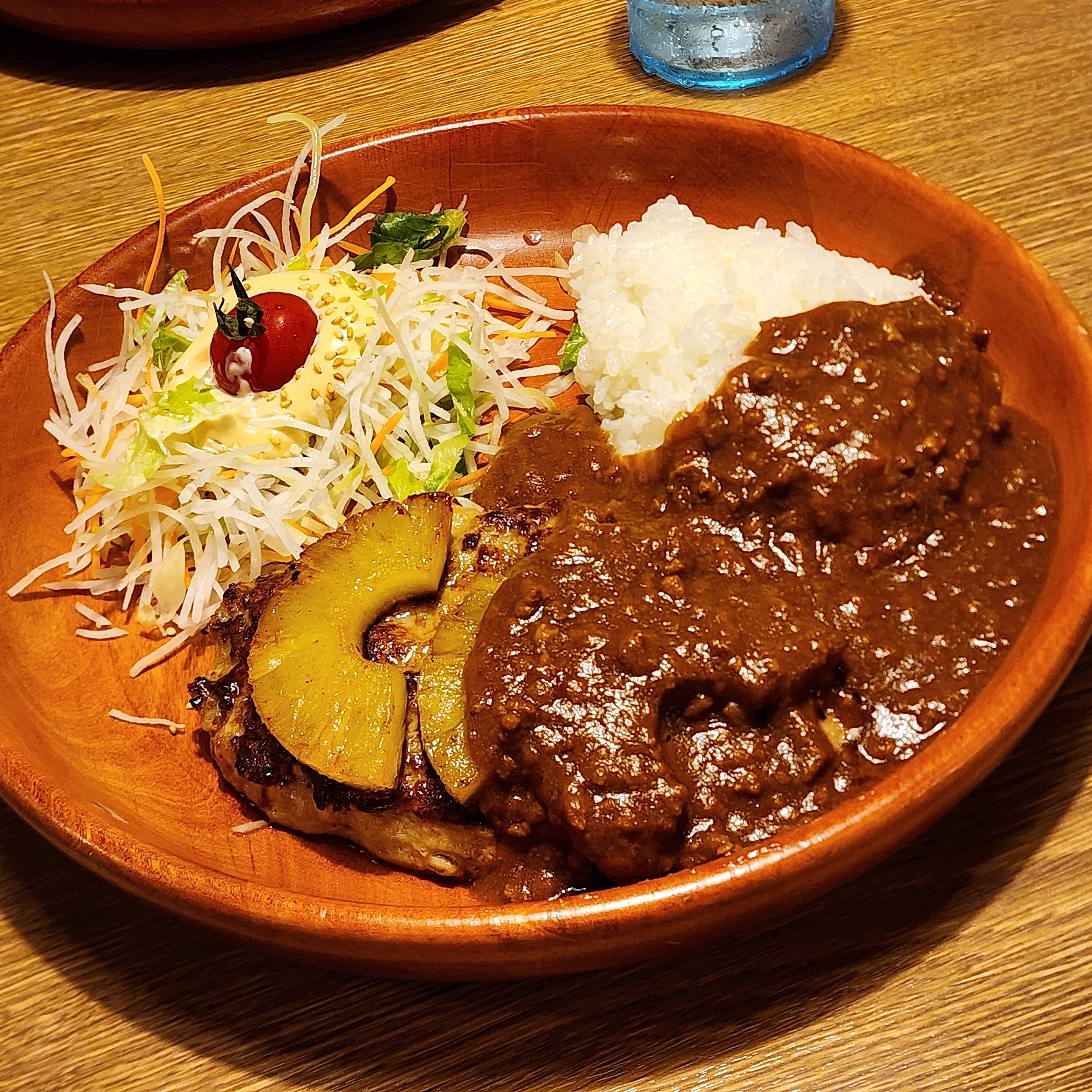 びっくりドンキーのおすすめフード「パインカリーバーグディッシュ」