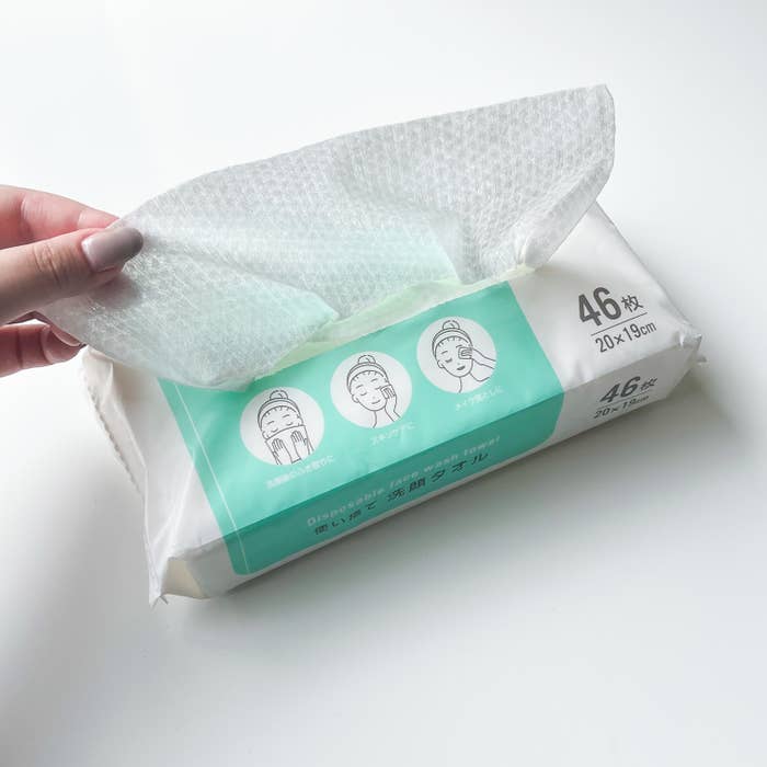 Seria(セリア)のおすすめ便利グッズ「使い捨て洗顔タオル 46P」