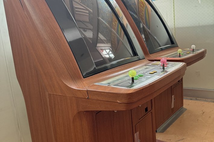 2台のレトロなアーケードゲーム機が店内に並んでいる。