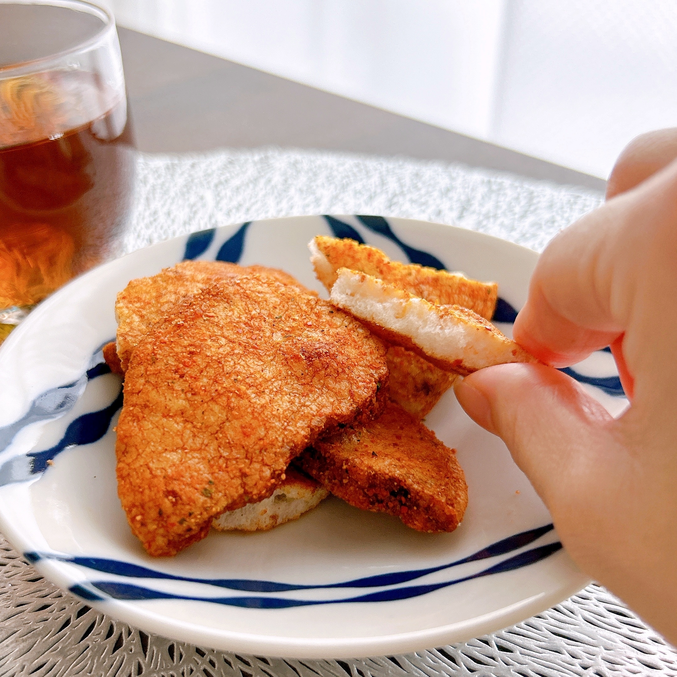 FamilyMart（ファミリーマート）のおすすめお菓子「香りと辛味が引き立つ手割り七味せん」