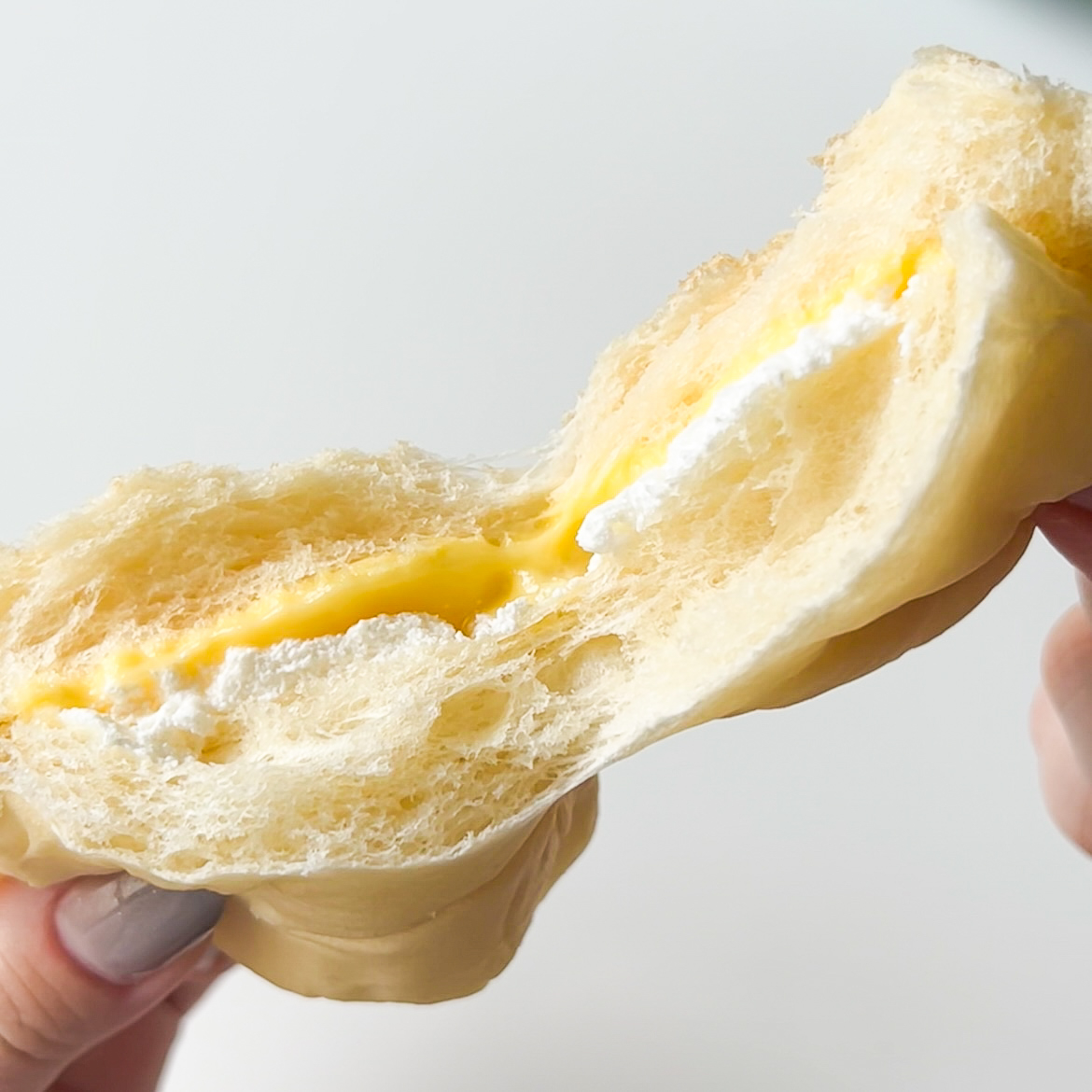 FamilyMart（ファミリーマート）のおすすめパン「白生コッペパン（カスタード＆ホイップ）」