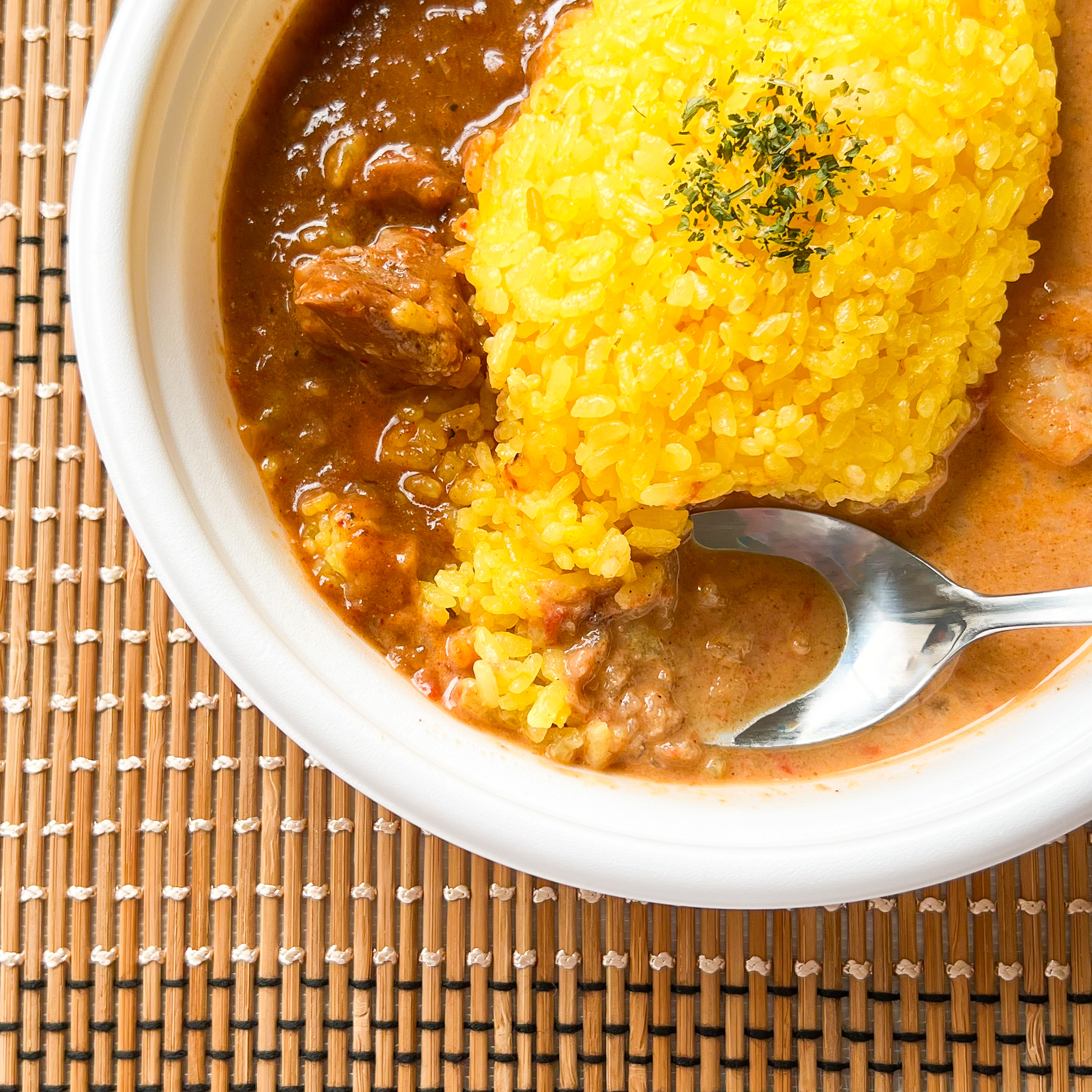 FamilyMart(ファミリーマート)のおすすめお弁当「2種のスパイスカレー(チキンビンダルー&海老)」