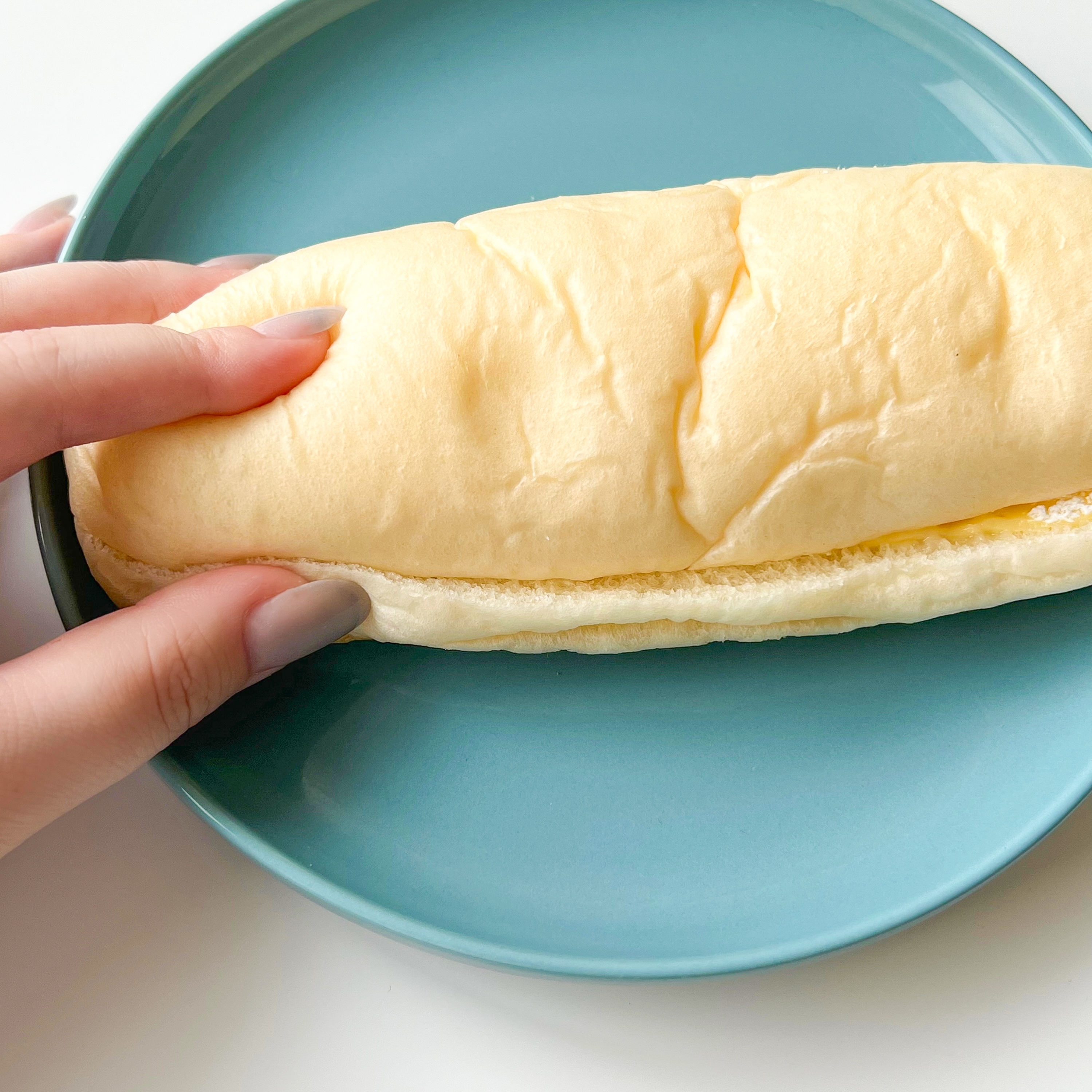 FamilyMart（ファミリーマート）のおすすめパン「白生コッペパン（カスタード＆ホイップ）」