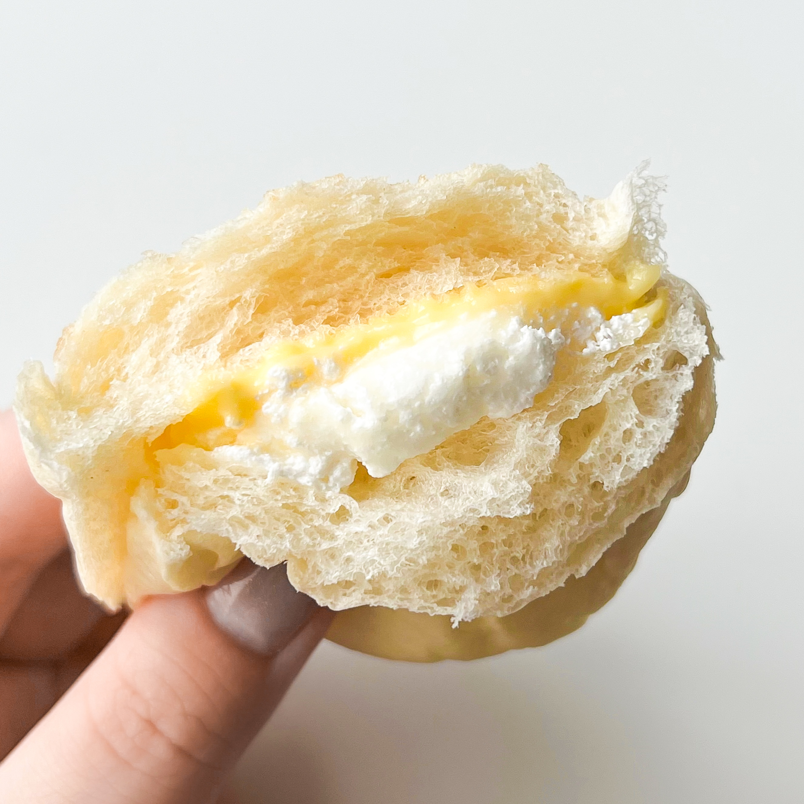 FamilyMart（ファミリーマート）のおすすめパン「白生コッペパン（カスタード＆ホイップ）」