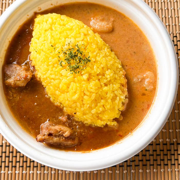 FamilyMart(ファミリーマート)のおすすめお弁当「2種のスパイスカレー(チキンビンダルー&海老)」