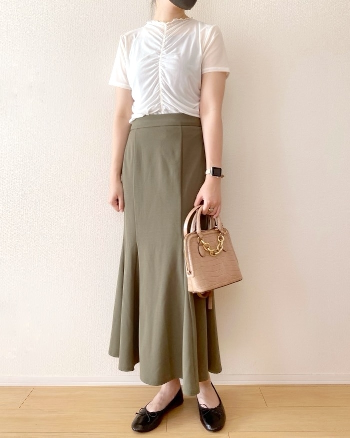 GU（ジーユー）のおすすめファッションアイテム「シアーギャザーT（半袖）Q」のコーディネート