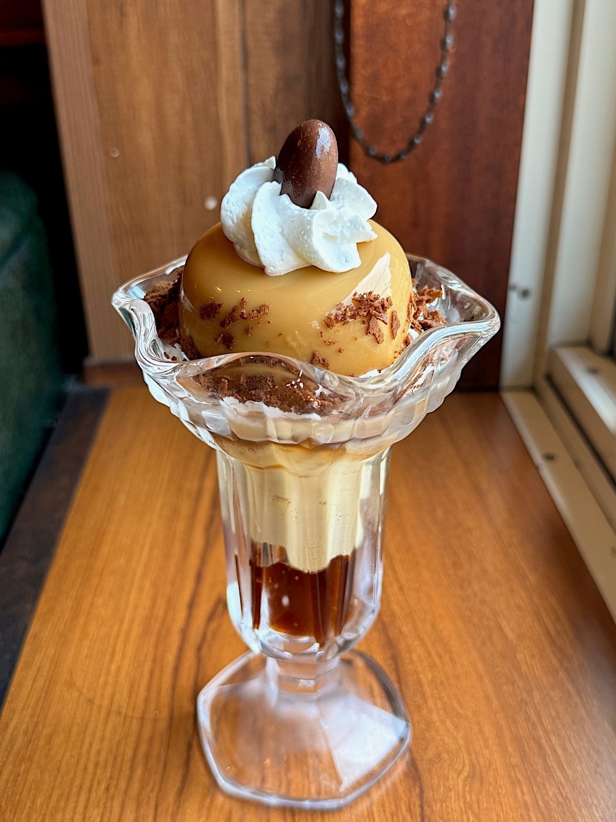 びっくりドンキーのおすすめスイーツ「塩キャラメルプリンパフェ」