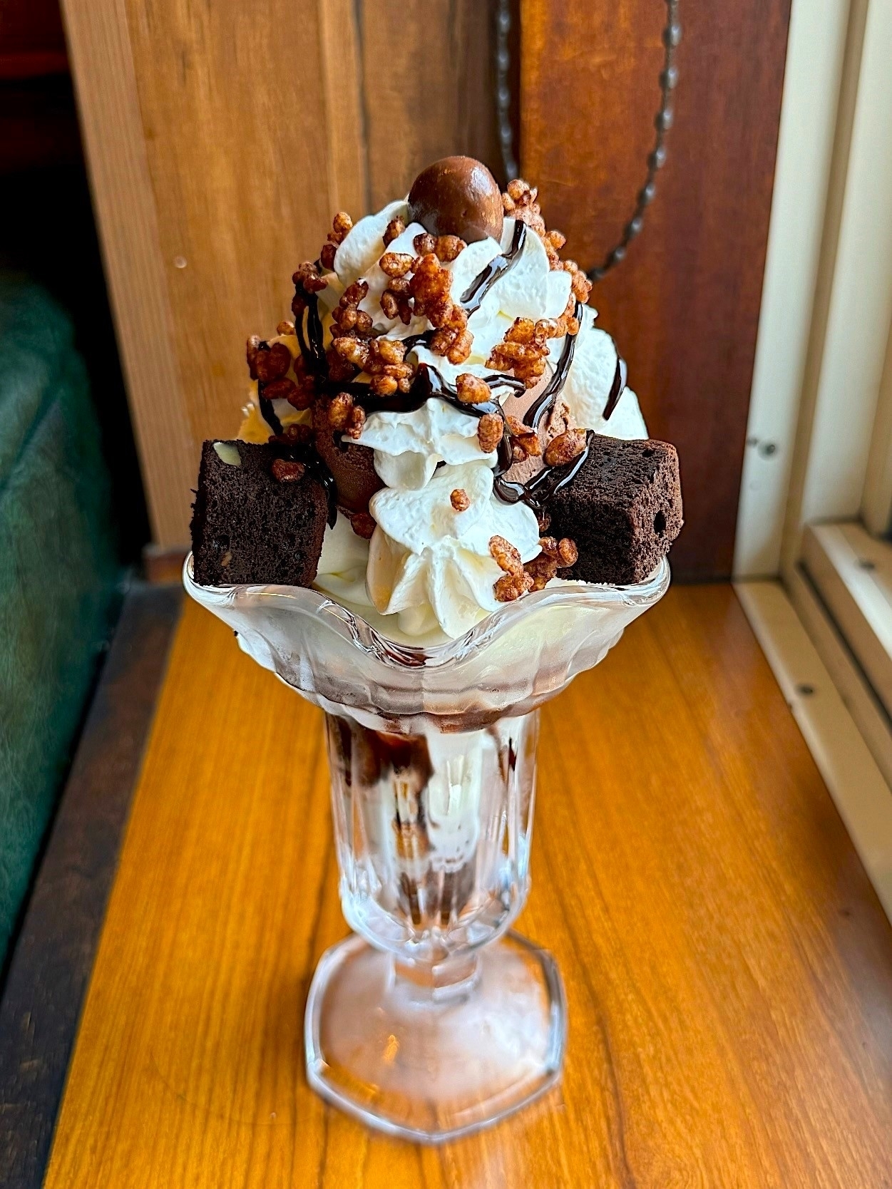 びっくりドンキーのおすすめスイーツ「ガトーショコラパフェ」