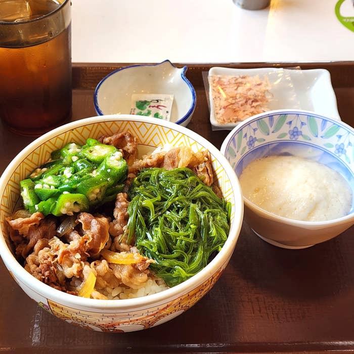 すき家のおすすめメニュー「山かけめかぶオクラ牛丼」