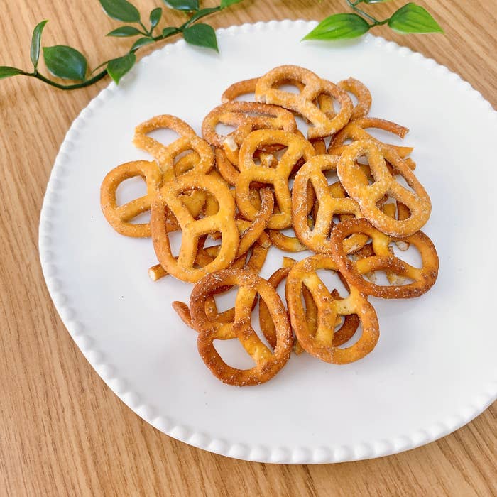 無印良品のおすすめのお菓子「プレッツェル レモンベーコン風味」